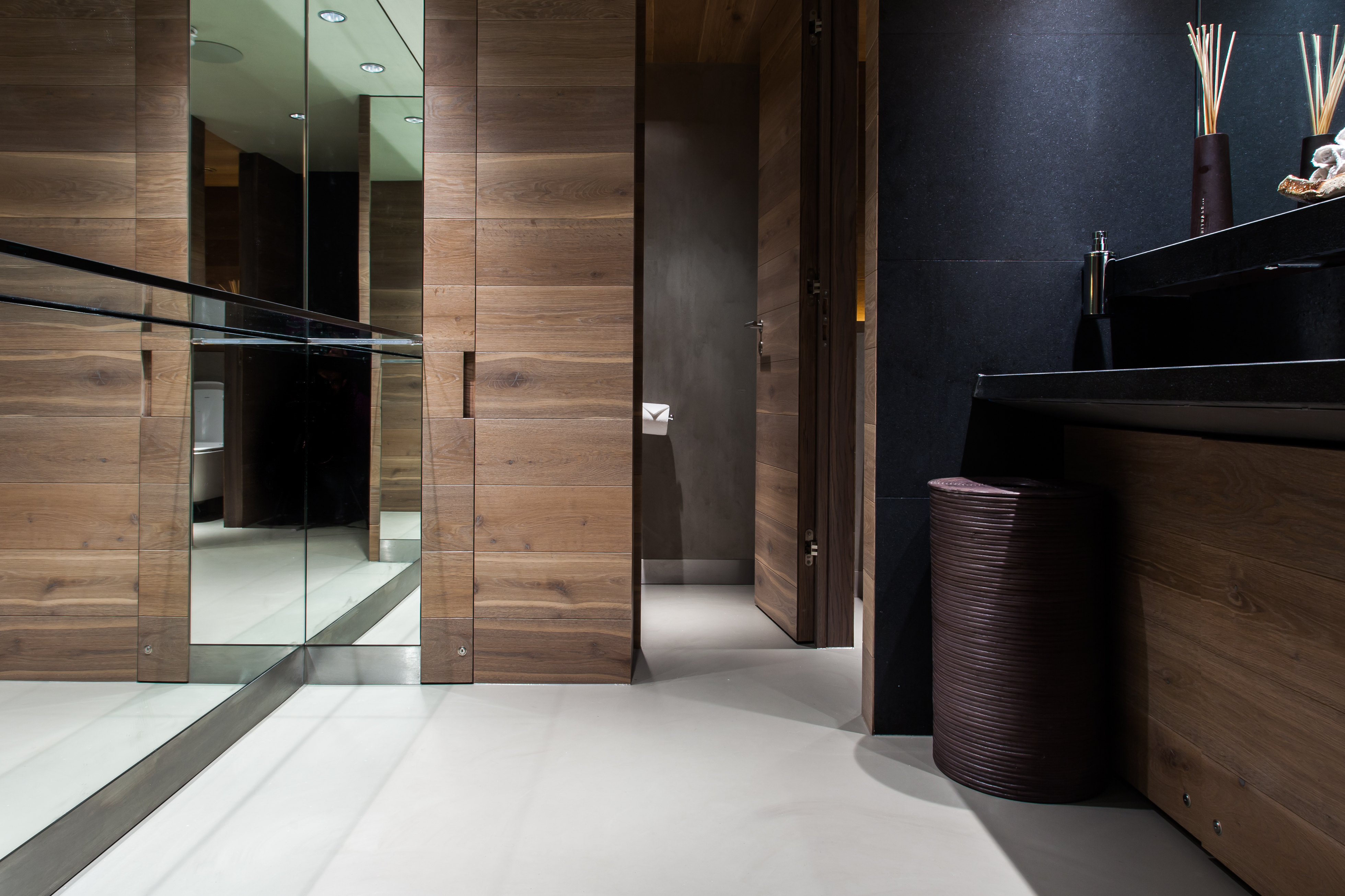 White resin bathroom floor with dark brown furnishings