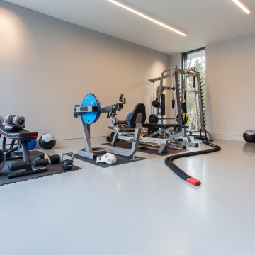 Very light grey resin HealthSphere floor in a gym