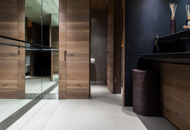 White resin bathroom floor with dark brown furnishings