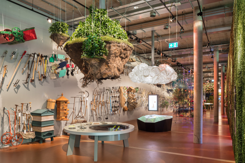 Orange-brown resin museum flooring with exhibitions on the walls and ceiling